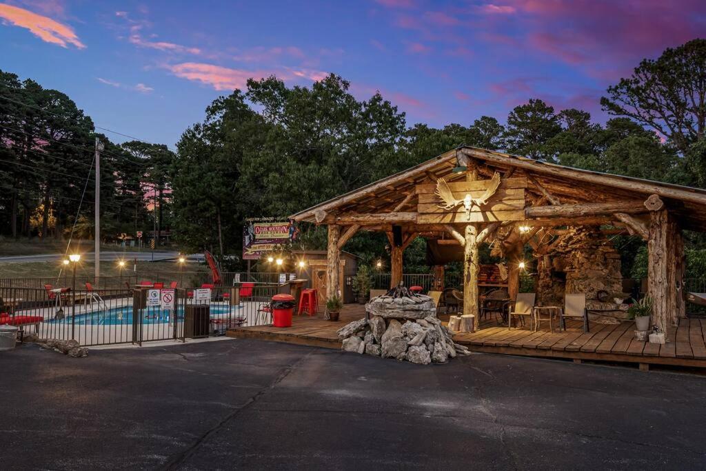 Stonegate Lodge King Bed Wifi 50In Roku Tv Salt Water Pool Room #102 Eureka Springs Ngoại thất bức ảnh