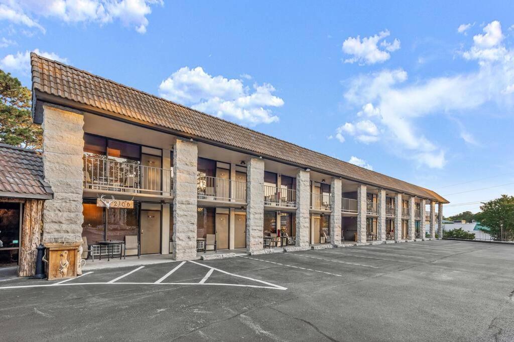 Stonegate Lodge King Bed Wifi 50In Roku Tv Salt Water Pool Room #102 Eureka Springs Ngoại thất bức ảnh