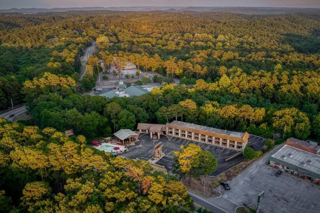 Stonegate Lodge King Bed Wifi 50In Roku Tv Salt Water Pool Room #102 Eureka Springs Ngoại thất bức ảnh