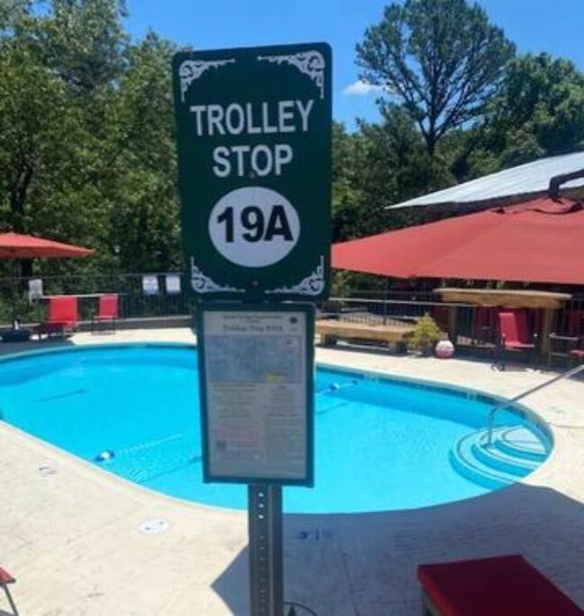 Stonegate Lodge King Bed Wifi 50In Roku Tv Salt Water Pool Room #102 Eureka Springs Ngoại thất bức ảnh