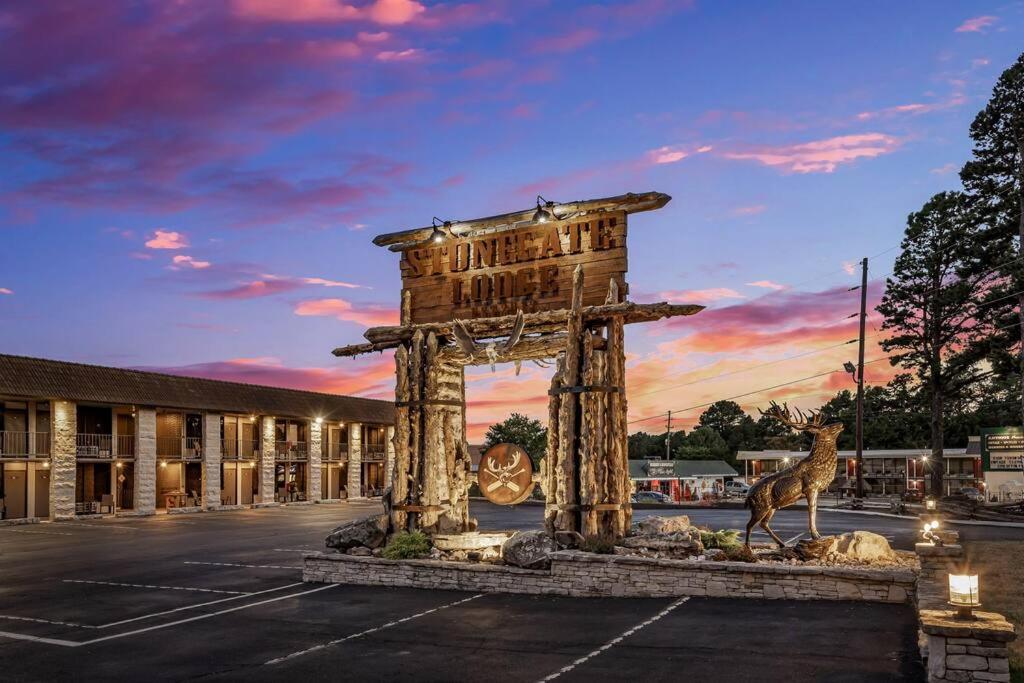 Stonegate Lodge King Bed Wifi 50In Roku Tv Salt Water Pool Room #102 Eureka Springs Ngoại thất bức ảnh